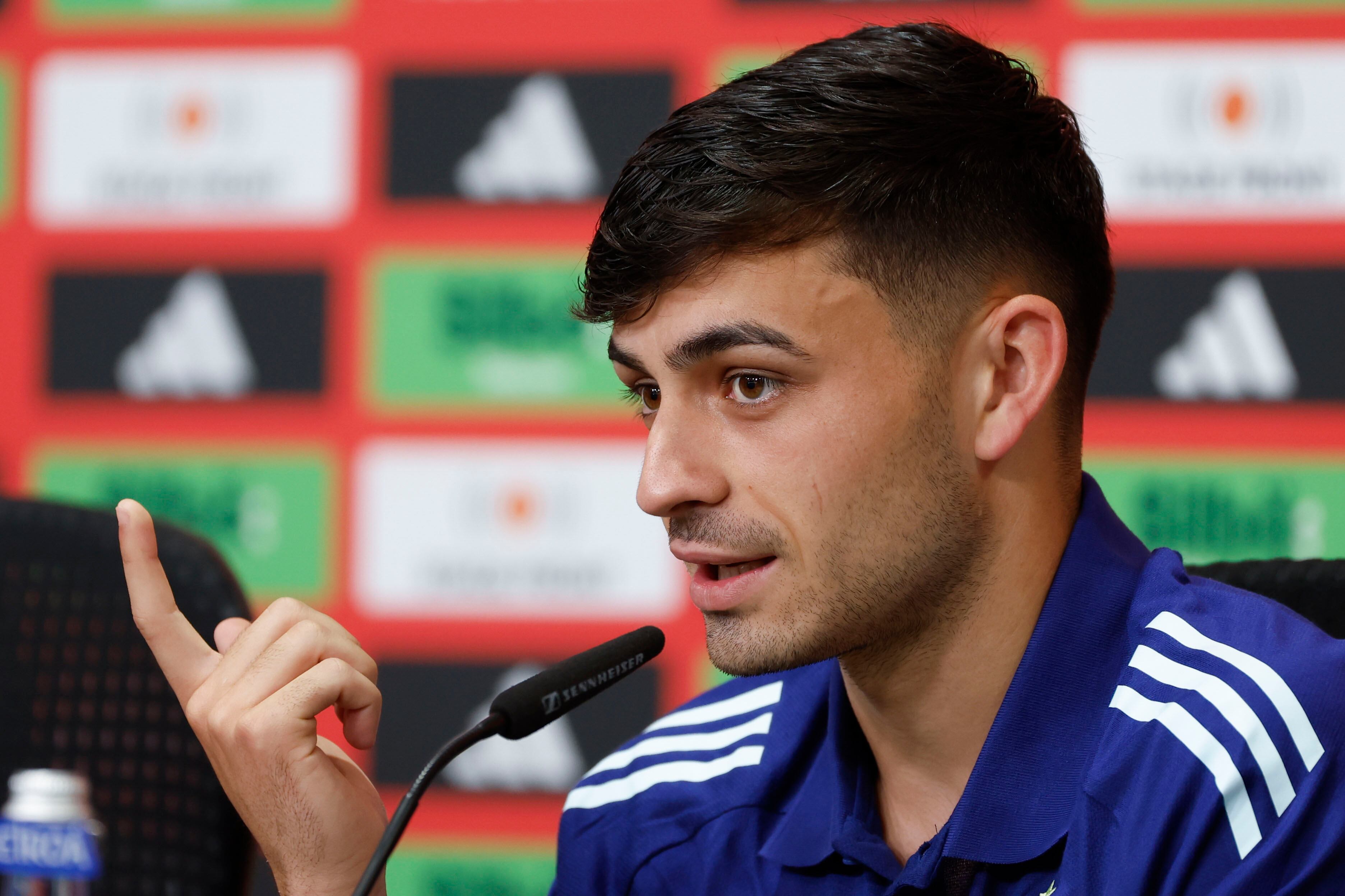 El jugador de la selección española de fútbol Pedri, durante la rueda de prensa que ha ofrecido este martes tras el entrenamiento del combinado español en Donaueschingen, donde se encuentran concentrados con vistas a su participación en la Eurocopa de Alemania, en la que debuta el sábado contra el equipo de Croacia en Berlín. EFE/ J.J. Guillén