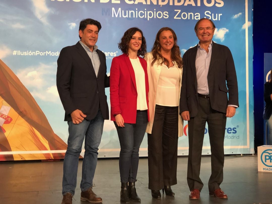 De izquierda a derecha, David Pérez, alcalde de Alcorcón; Isabel Díaz Ayuso, candidata a la Presidencia de la Comunidad de Madrid por el PP; Ana Gómez, candidata a la alcaldía de Alcorcón por el PP y Pío García Escudero, Presidente del Partido en Madrid