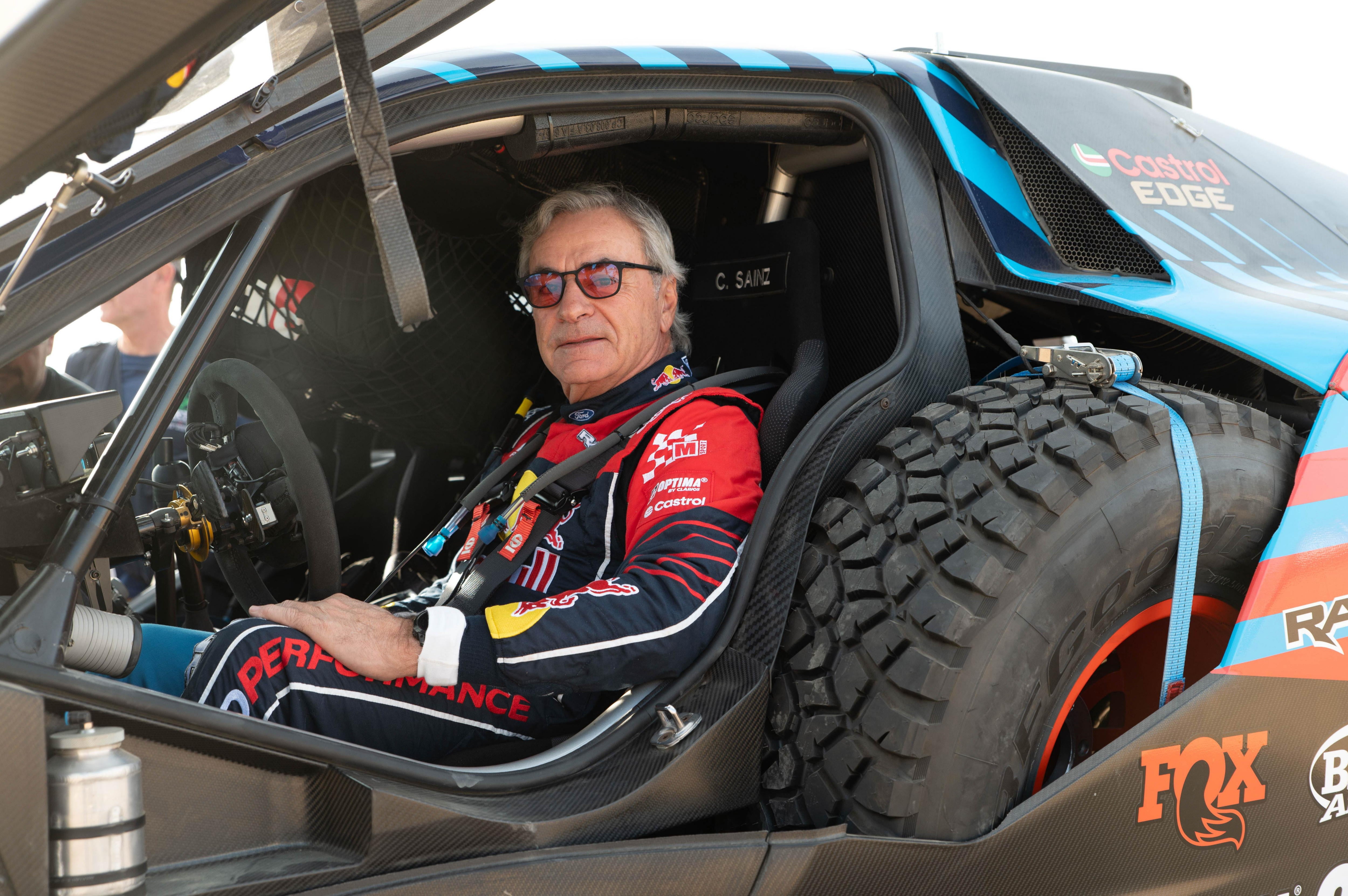 El piloto de Rally español Carlos Sainz, participa en las verificaciones técnicas previas al Rally Dakar 2025