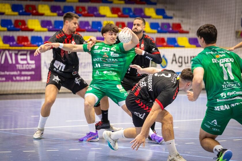 El Balonmano Lanzarote cae "in extremis" ante el Dólmenes Antequera.