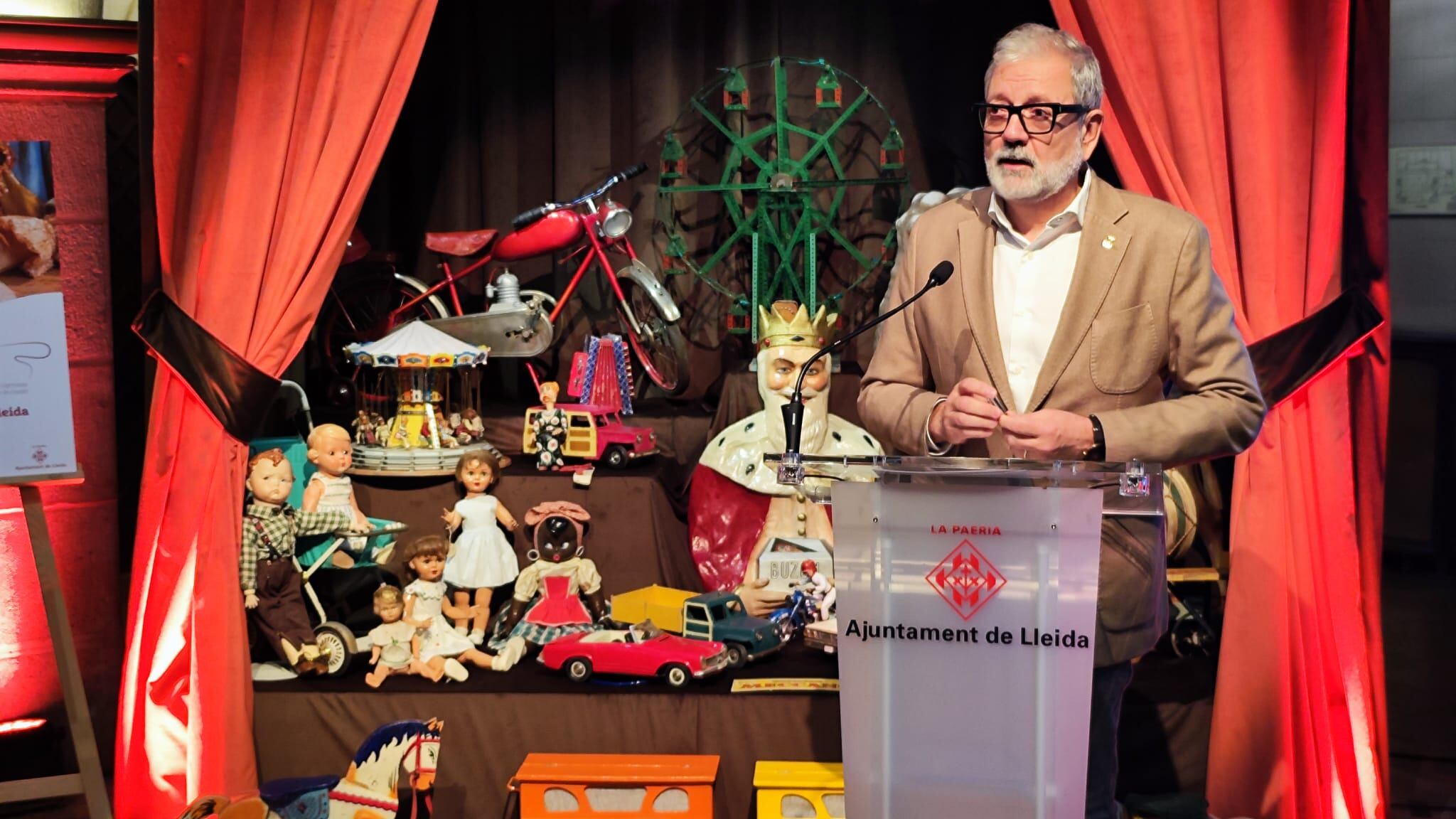 L'alcalde, Fèlix Larrosa, durant la presentació de la campanya de Nadal davant d'una petita exposició de part de la col·lecció de joguines de Manel Gigó procedents de l'antic "Lo Baratillo".