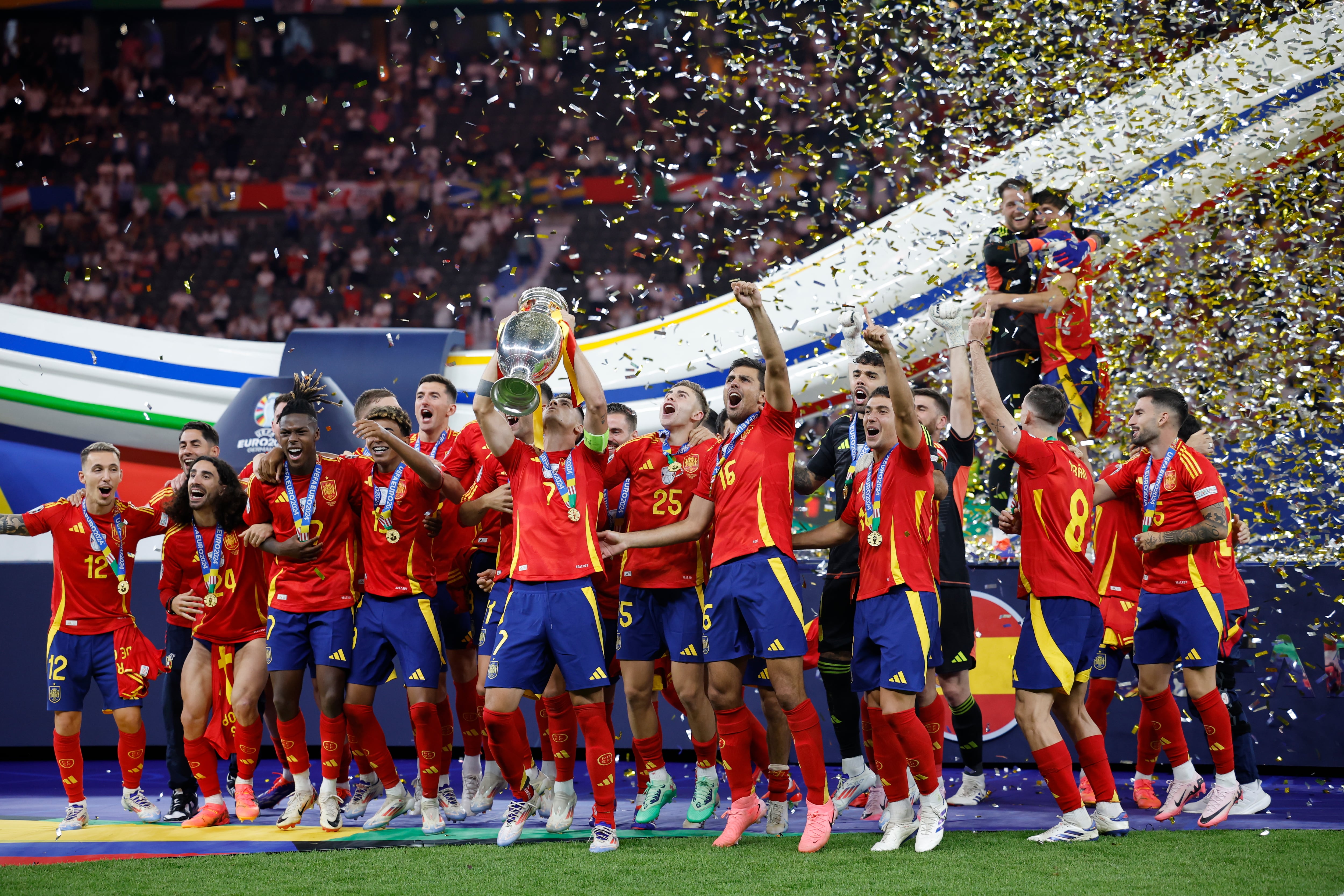 El capitán de la selección española Álvaro Morata (c) levanta el trofeo junto a sus compañeros durante la celebración de la victoria de la Eurocopa, tras vencer a Inglaterra en el partido de la final disputado este domingo en el Estadio Olímpico de Berlín. EFE/Alberto Estévez