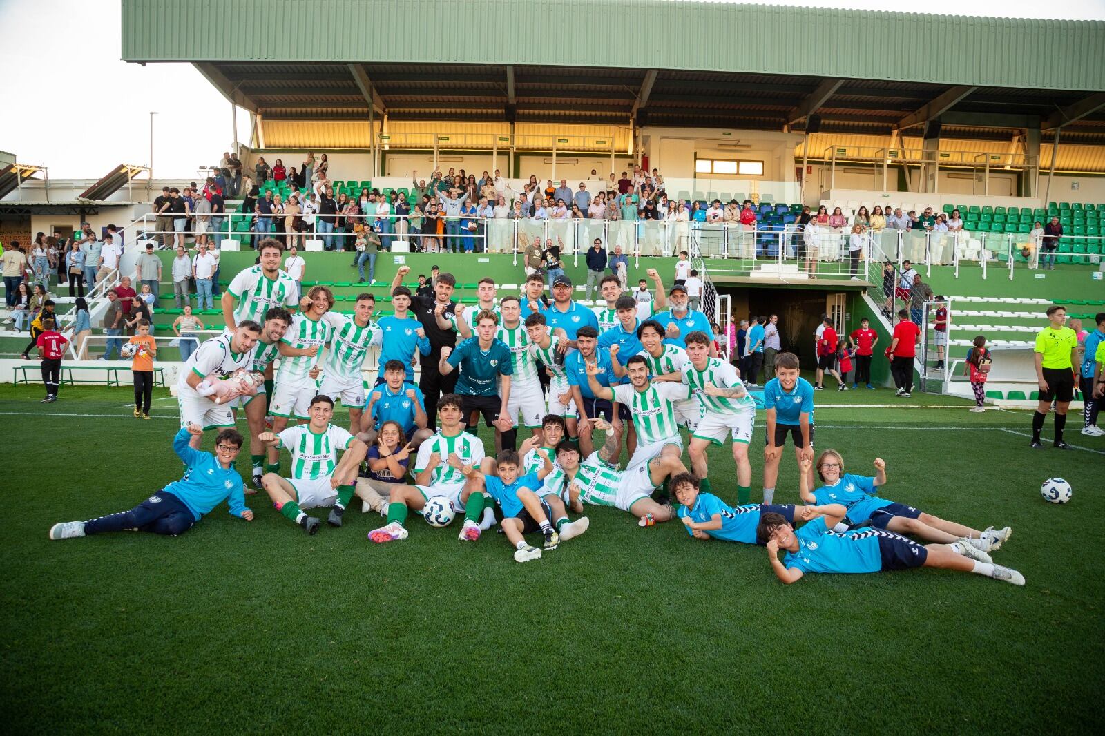 El Antequera CF B celebra la victoria frente al CD Torrox