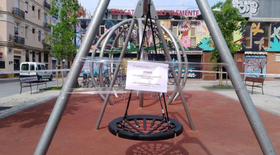 Zona de juegos infantiles del parque de Rojas Clemente de València precintada por el coronavirus