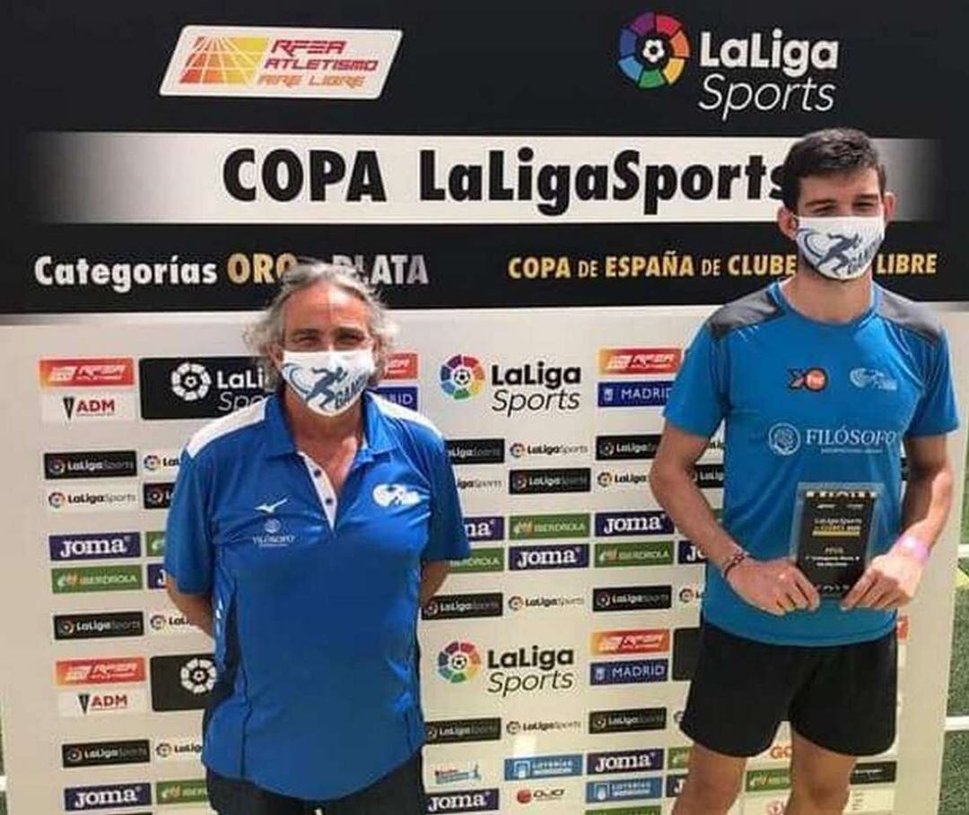 El entrenador Toni Puig junto a su pupilo Quique Llopis