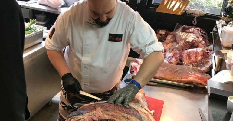 César Martín deshuesando un buey