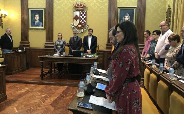 Minuto de silencio en el pleno municipal de Valdepeñas del mes de febrero