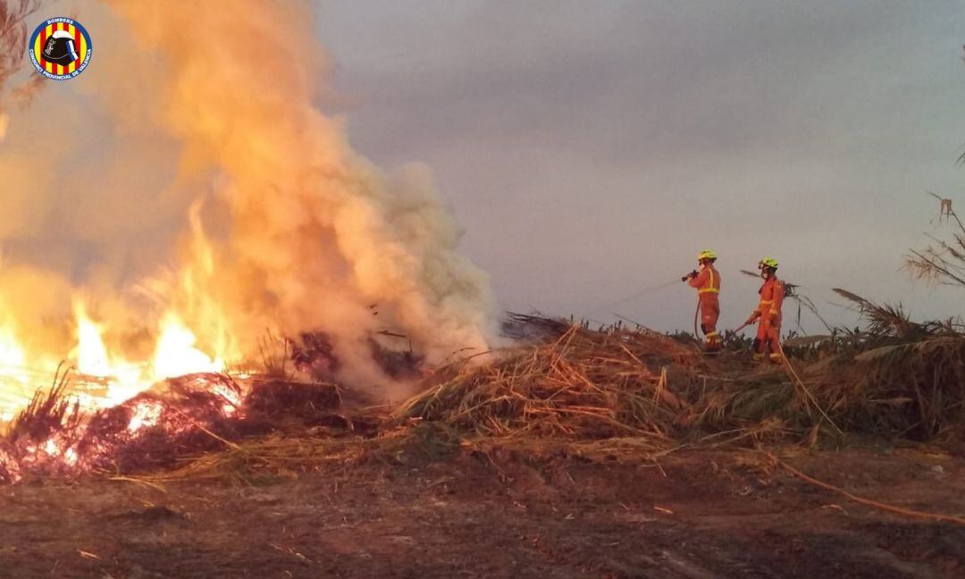Incendio de matorrales y cañas junto a las vías del tren en Xeraco