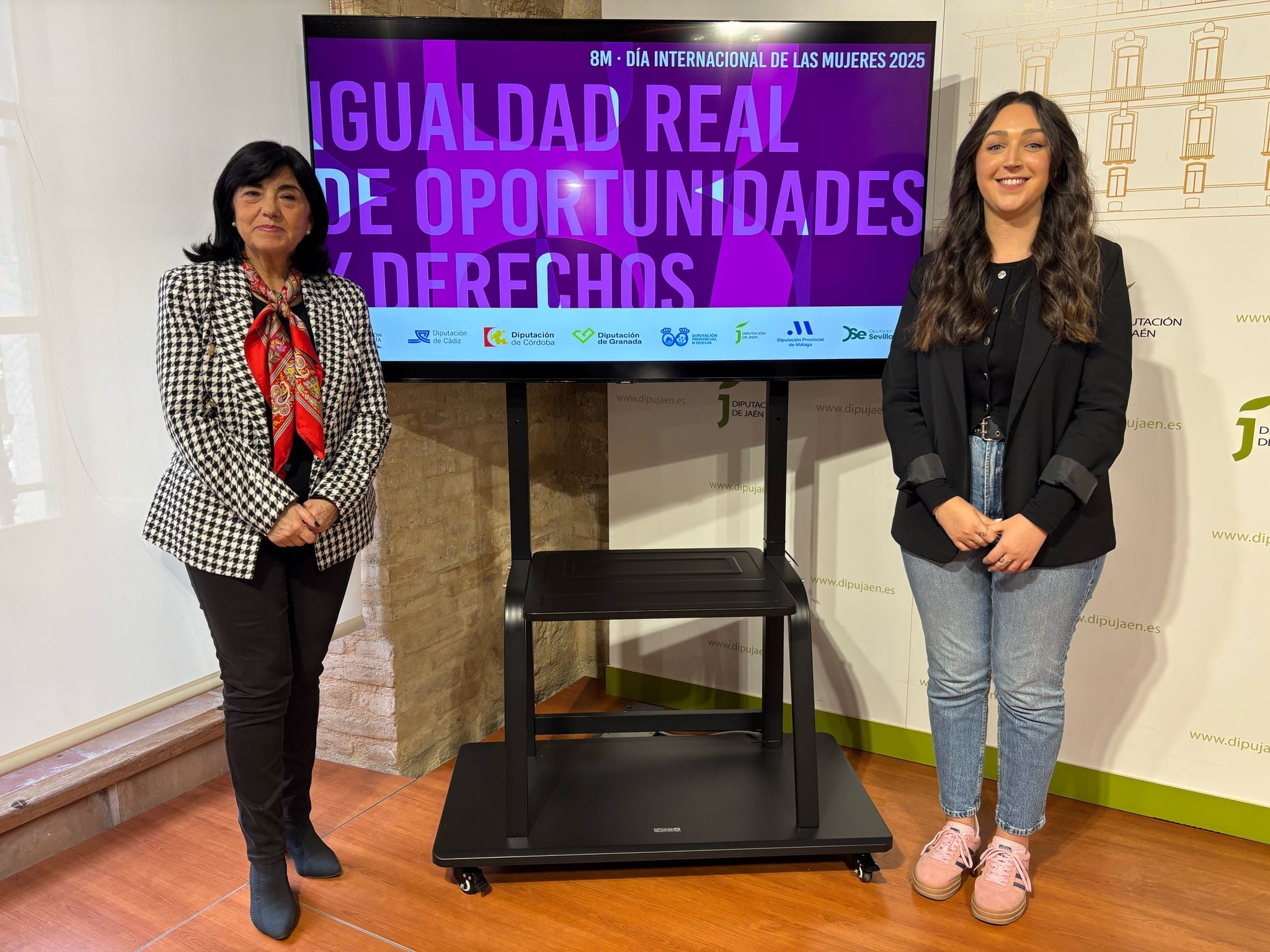 La vicepresidenta de la Diputación, Paqui Medina y la diputada de Igualdad, María Dolores Ruiz, presentan las actividades en torno al 8-M organizadas por la Diputación de Jaén.