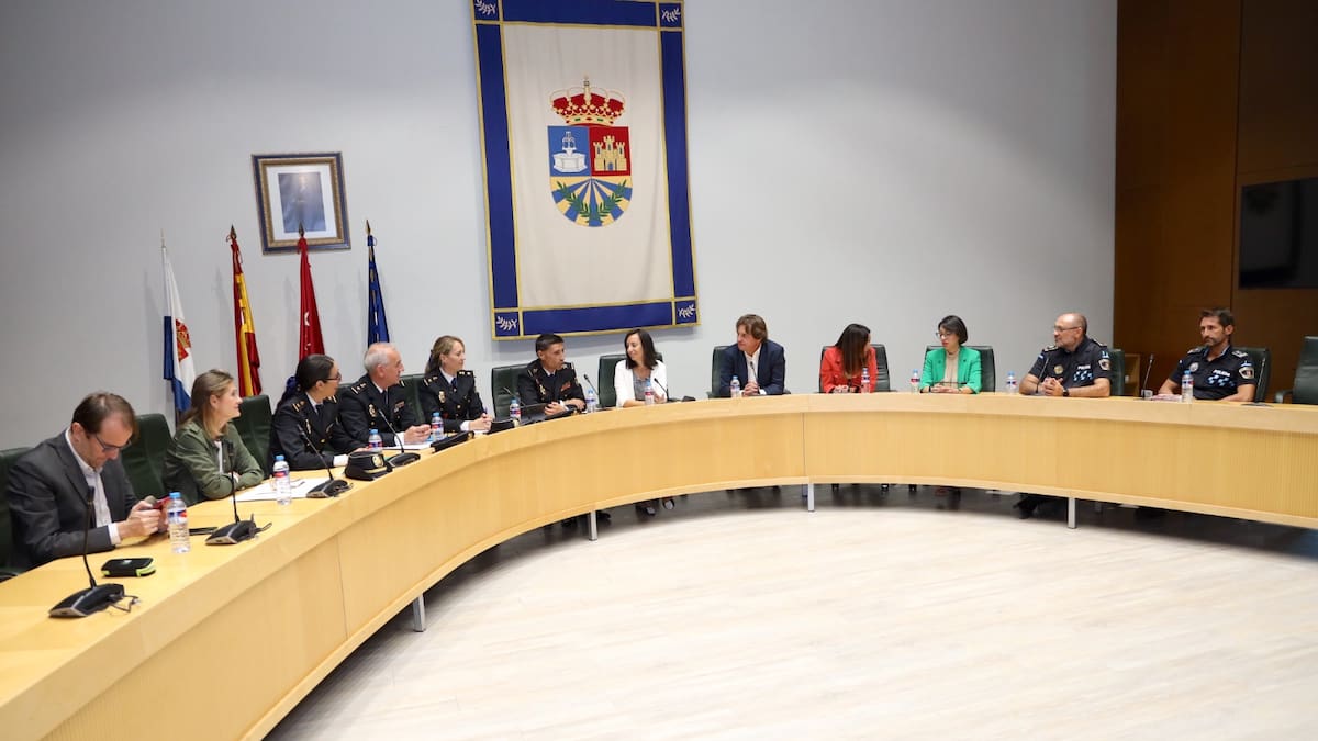 Mercedes González, delegada del Gobierno en Madrid, y Javier Ayala, alcalde de Fuenlabrada, tras la Junta Local de Seguridad