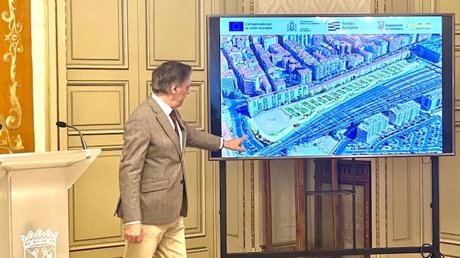 El alcalde, García Carbayo, durante la presentación