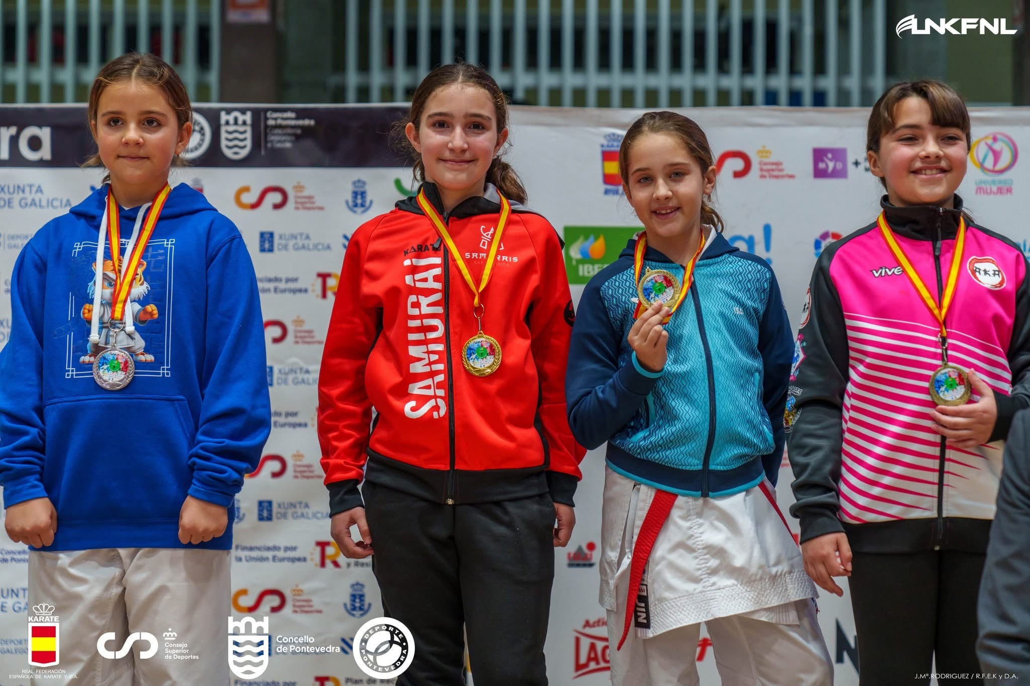 La joven karateka roquetera en el podio gallego.