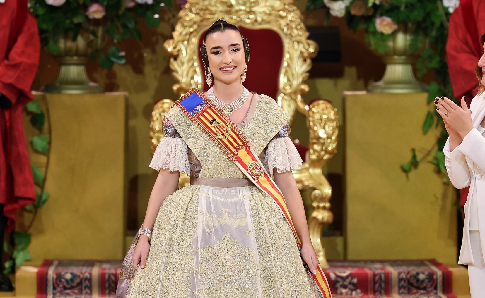 La fallera mayor de València, Carmen Prades, durante su exaltación en el Palau de la Música.