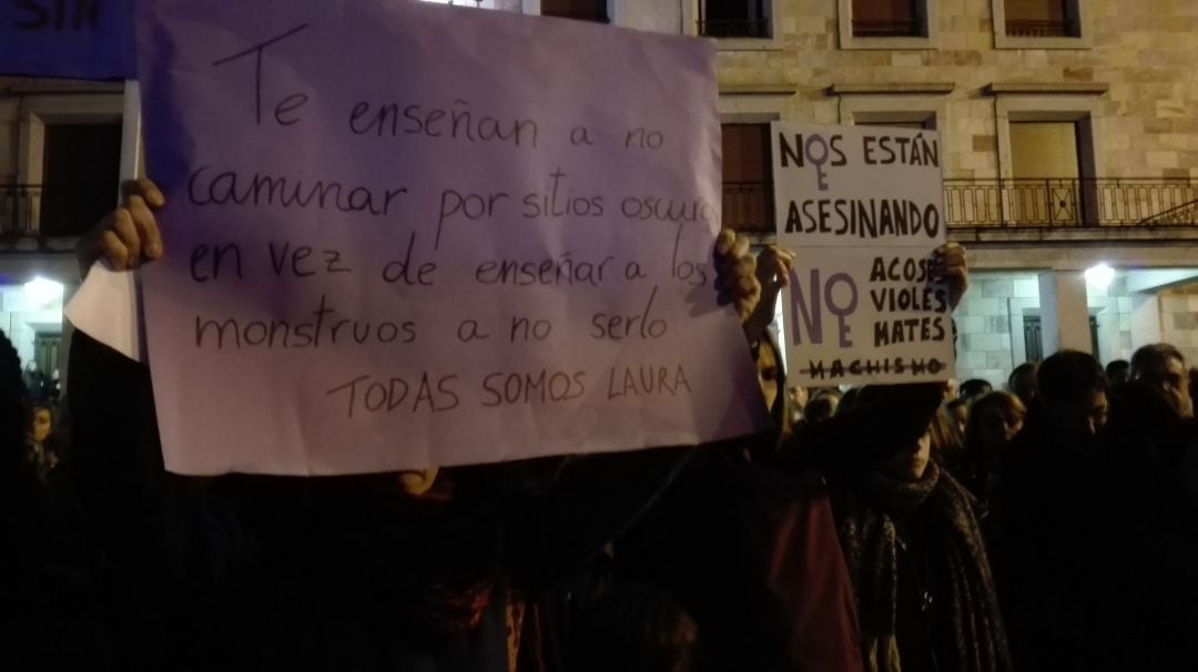 Carteles contra la violencia machista en la concentración en recuerdo de Laura Luelmo