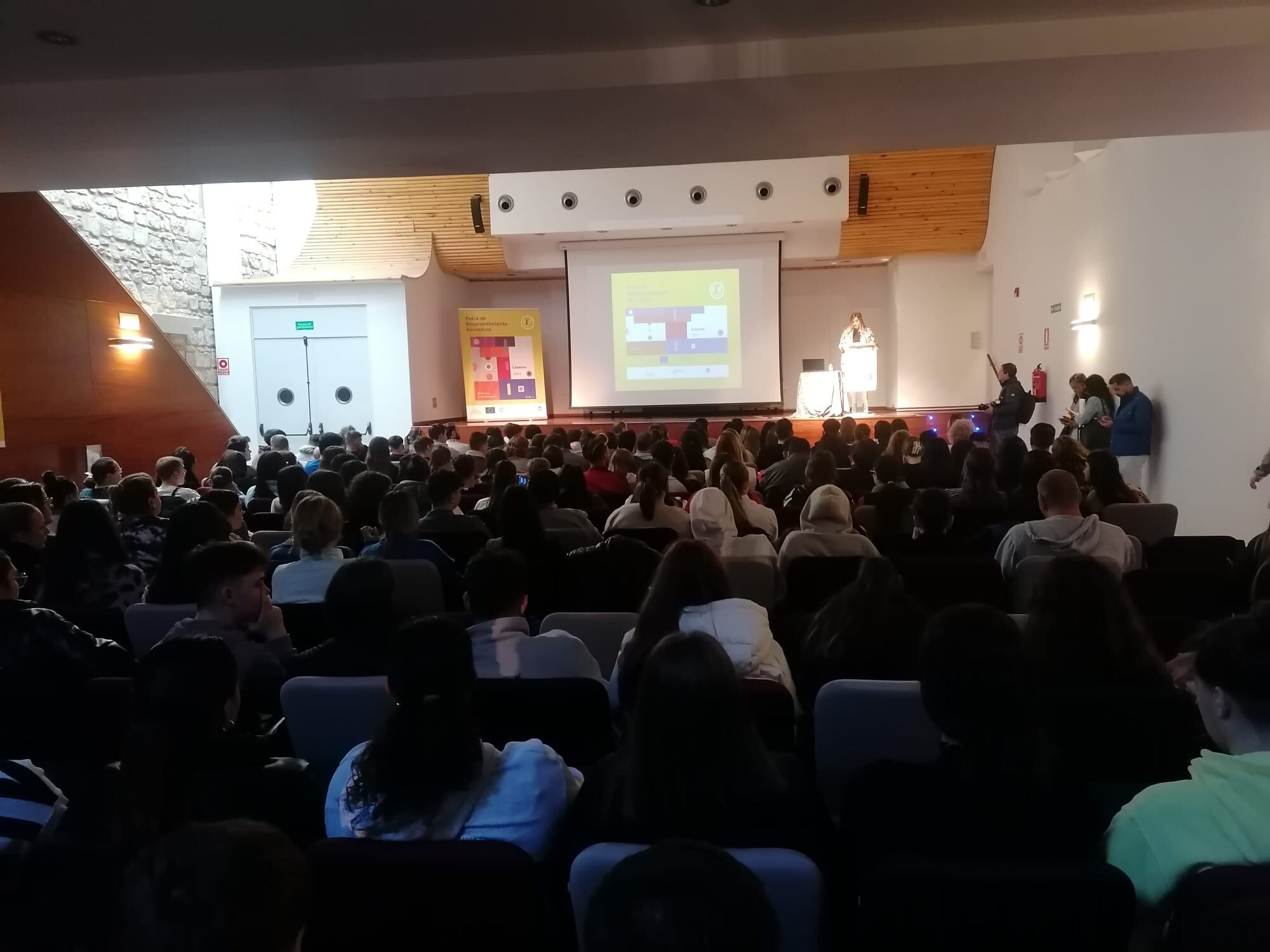 Feria emprendimiento femenino.