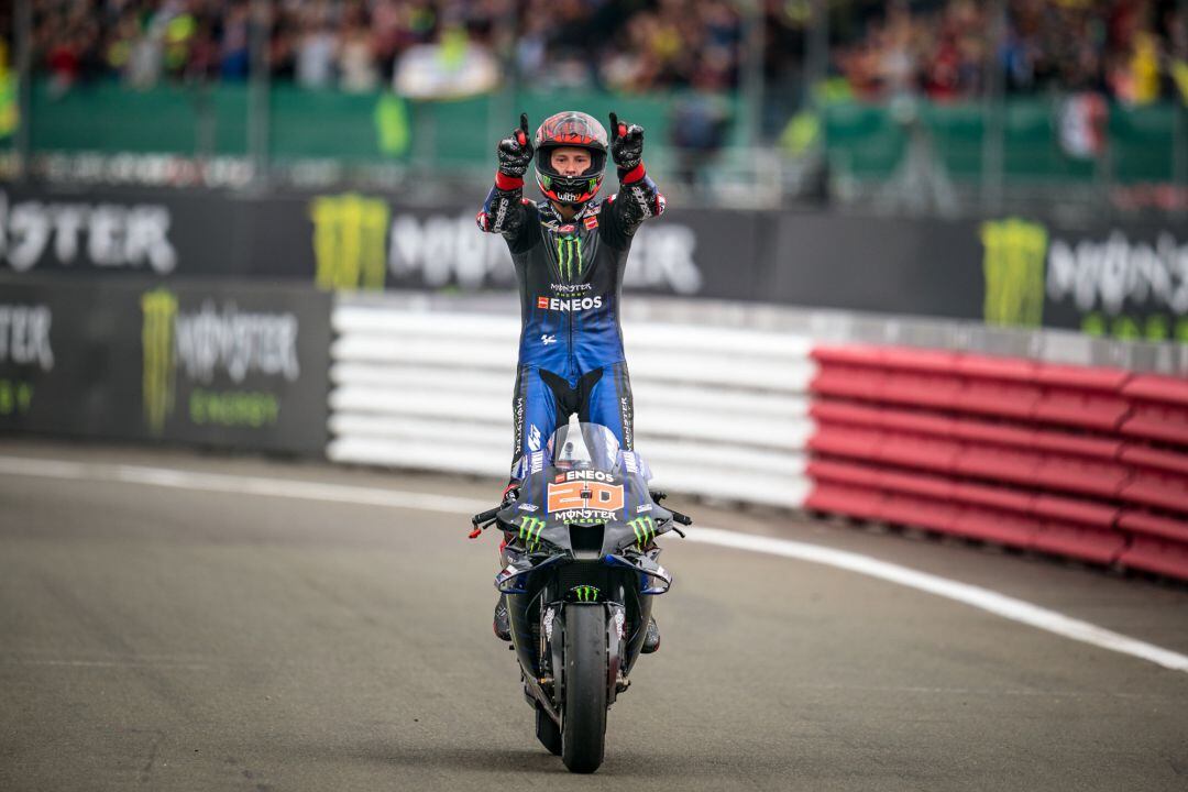 Fabio Quartararo celebra su victoria en Silverstone