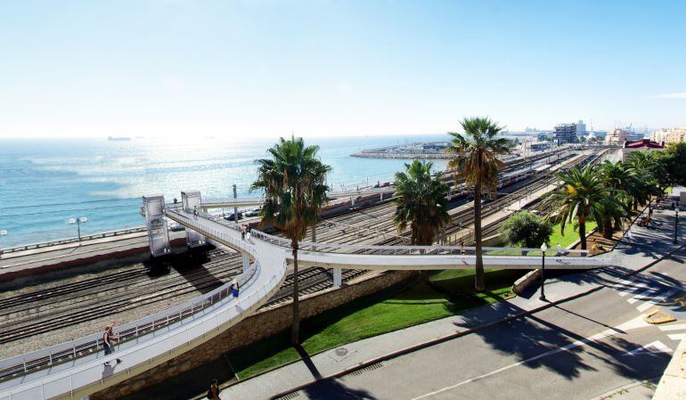 Imatge virtual de la passarel·la d'uns 300 metres de llargada que connectarà el centre de la ciutat de Tarragona amb la zona del port i el passeig marítim