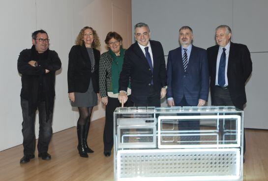 De izquierda a derecha: Dani Castillejo, director de Artium; Begoña Marañón, directora de la Cadena SER en Euskadi; Iciar Lamaráin, Diputada de Cultura de Alava; Javier de Andrés, Diputado General de Alava; José Luis Martín, director de SER Vitoria y Juan Antonio Zárate, Presidente de las Juntas Generales de Alava