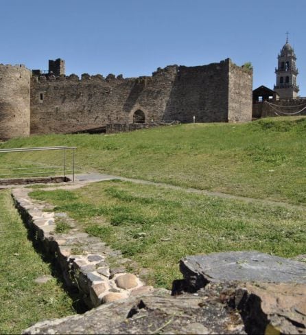 La torre vista desde dentro de la fortaleza