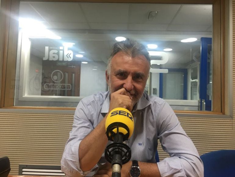 Ángel Víctor Torres, en los estudios de la Cadena SER en Canarias