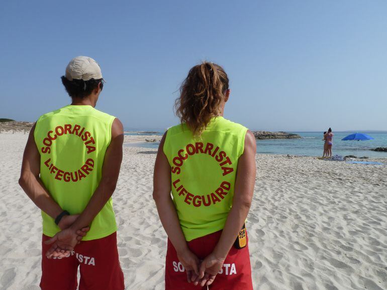 Imagen de archivo de dos socorristas en Formentera