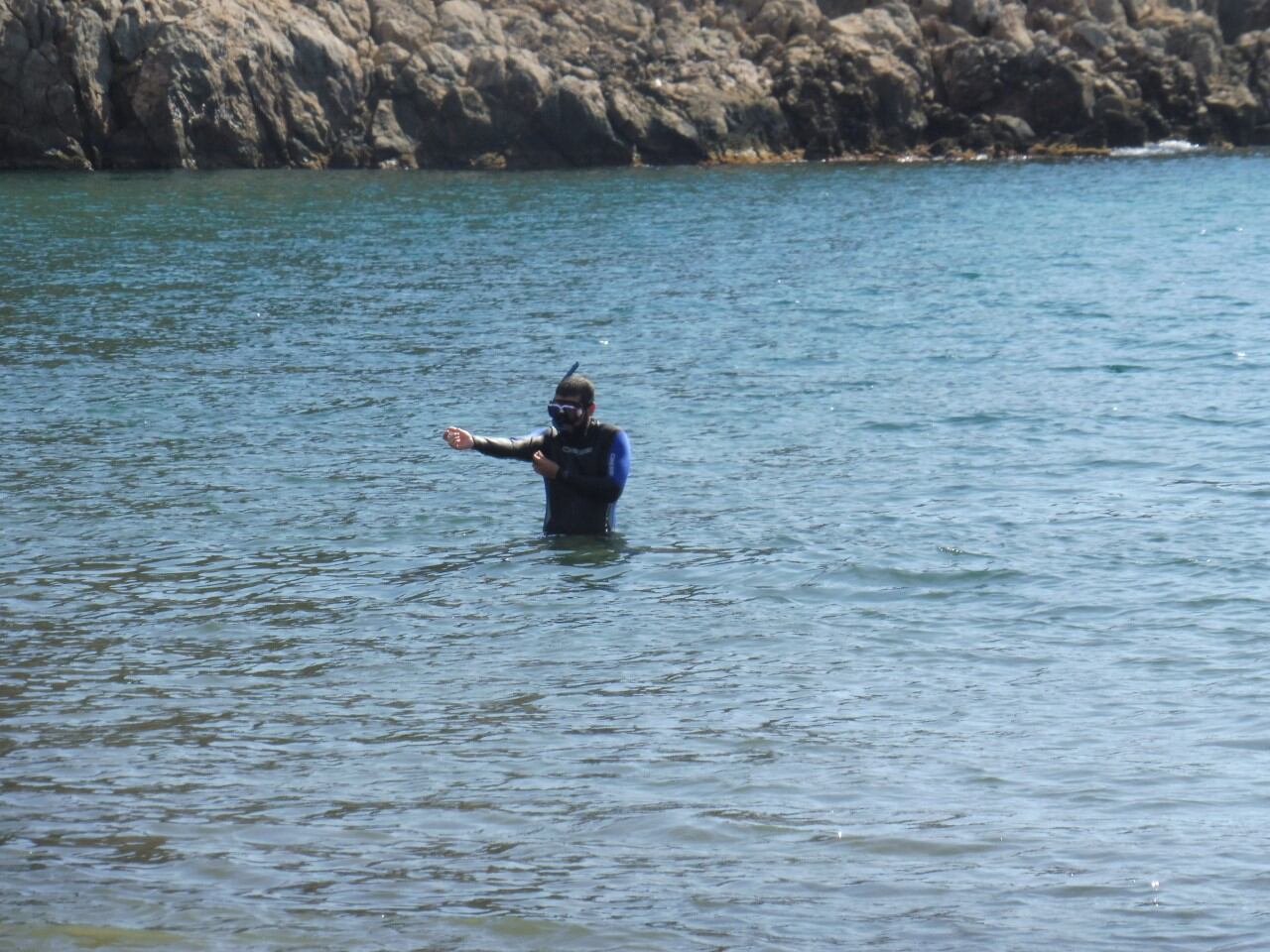 Toma de muestras del doctorando Jacinto Martínez en la playa de El Gorguel