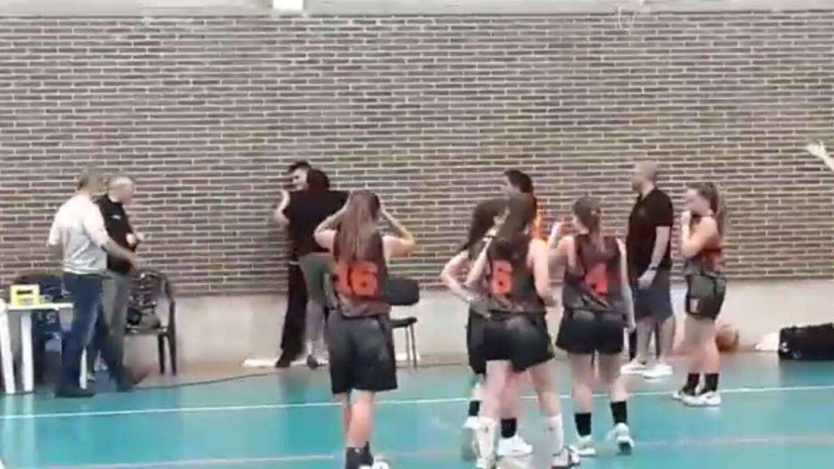 La mujer de un entrenador expulsado agrede al árbitro en un partido de baloncesto femenino en Cartagena