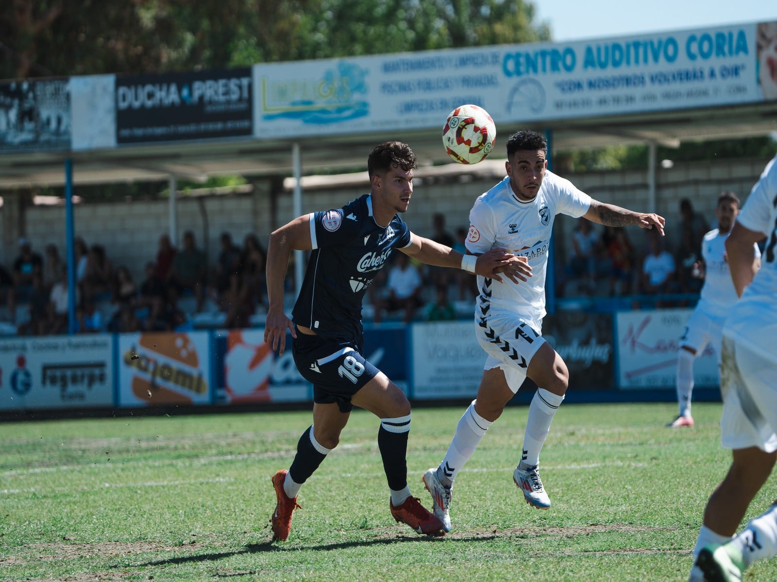 Disputa de balón en el partido CD Coria-Unión Sur Yaiza.