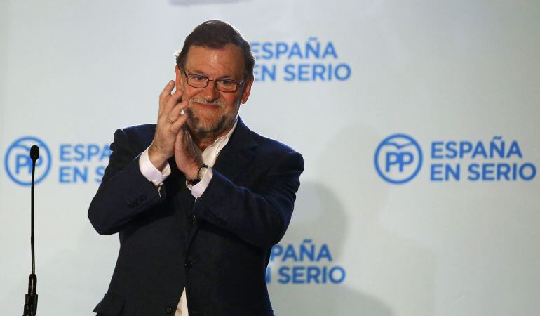 El candidato del PP, Mariano Rajoy, saluda a sus seguidores desde el balcón de la sede de la calle Génova de Madrid.