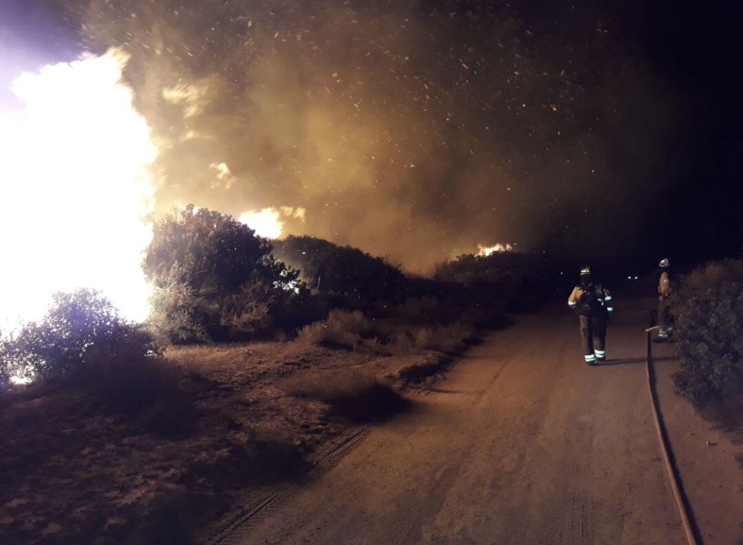 Un momento del incendio de esta madrugada de sábado en Manilva (Málaga)