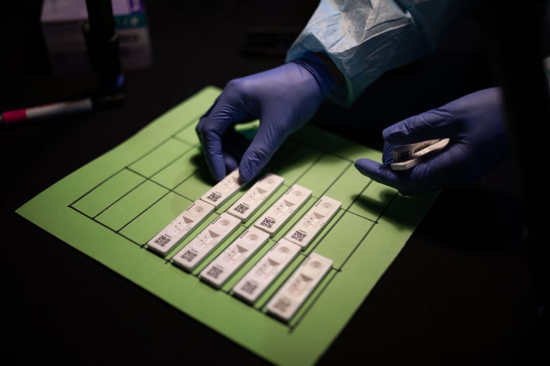 Un sanitario prepara tests de antígenos durante un cribado, en una imagen de archivo