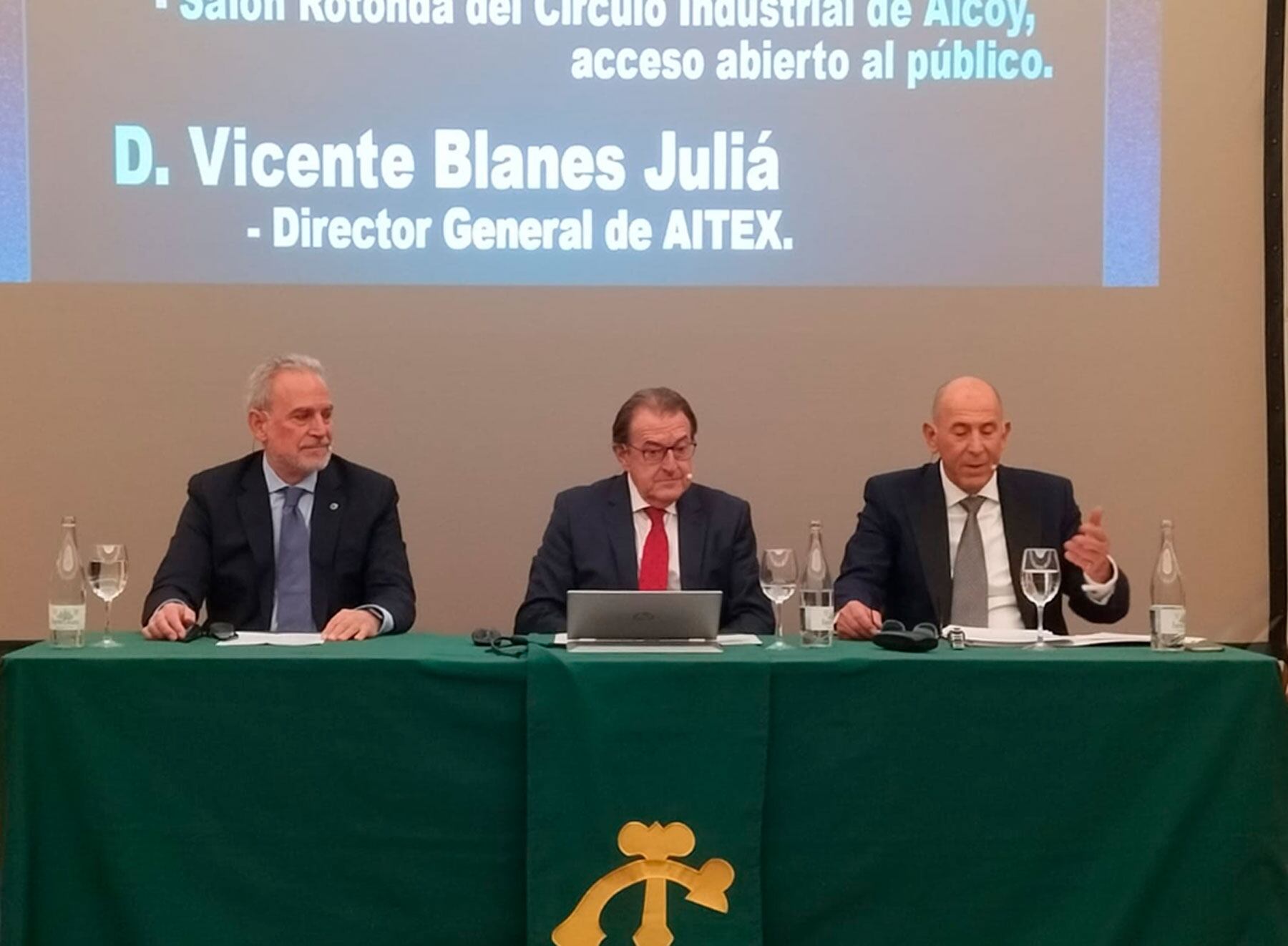 El director general de AITEX, Vicente Blanes, junto al abogado Rafael Valls y al presidente del Círculo Industrial, Indalecio Carbonell