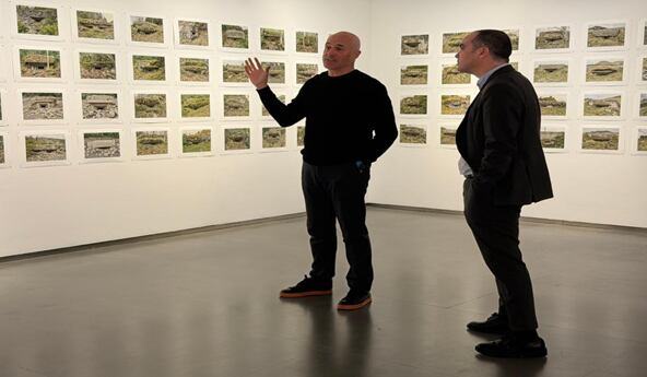 Iñaki Bergera mostrando su exposición al diputado de Cultura, Carlos Sampériz