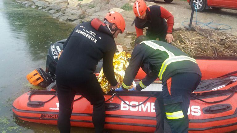 En la operación han participado cuatro bomberos, con una barca de rescate acuático y equipo subacuático de Caspe