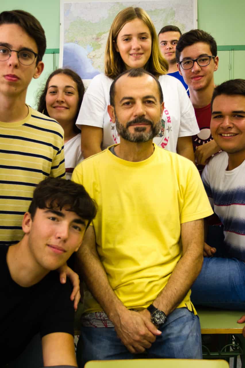 Antonio Pérez junto a sus alumnos del IES Sierra Luna de Los Barrios