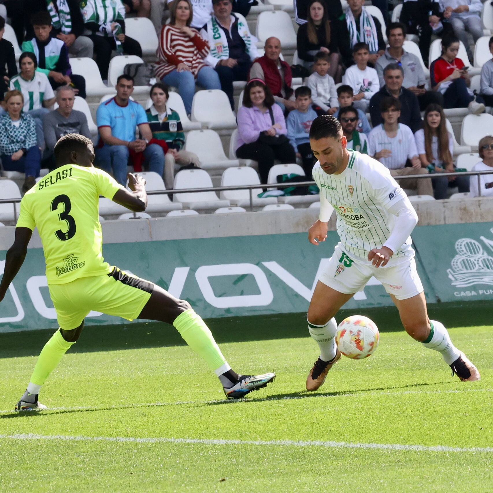 Kike Marquez en un lance del partido.