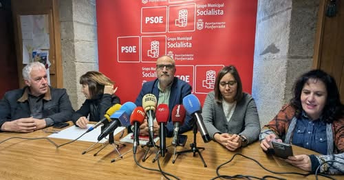 El portavoz del PSOE, Olegario Ramón junto a varios de sus concejalas