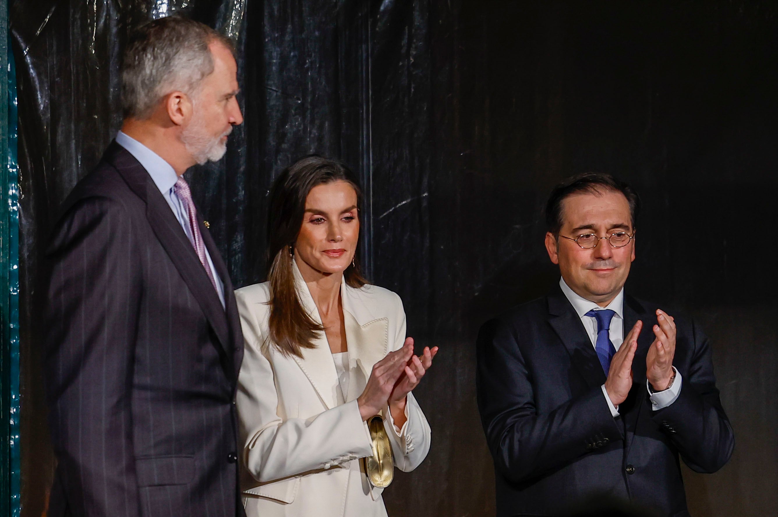 El rey Felipe y la reina Letizia junto al ministro de Asuntos Exteriores, José Manuel Albares, durante un encuentro con la colectividad española dentro de sus actividades de su viaje oficial a Italia