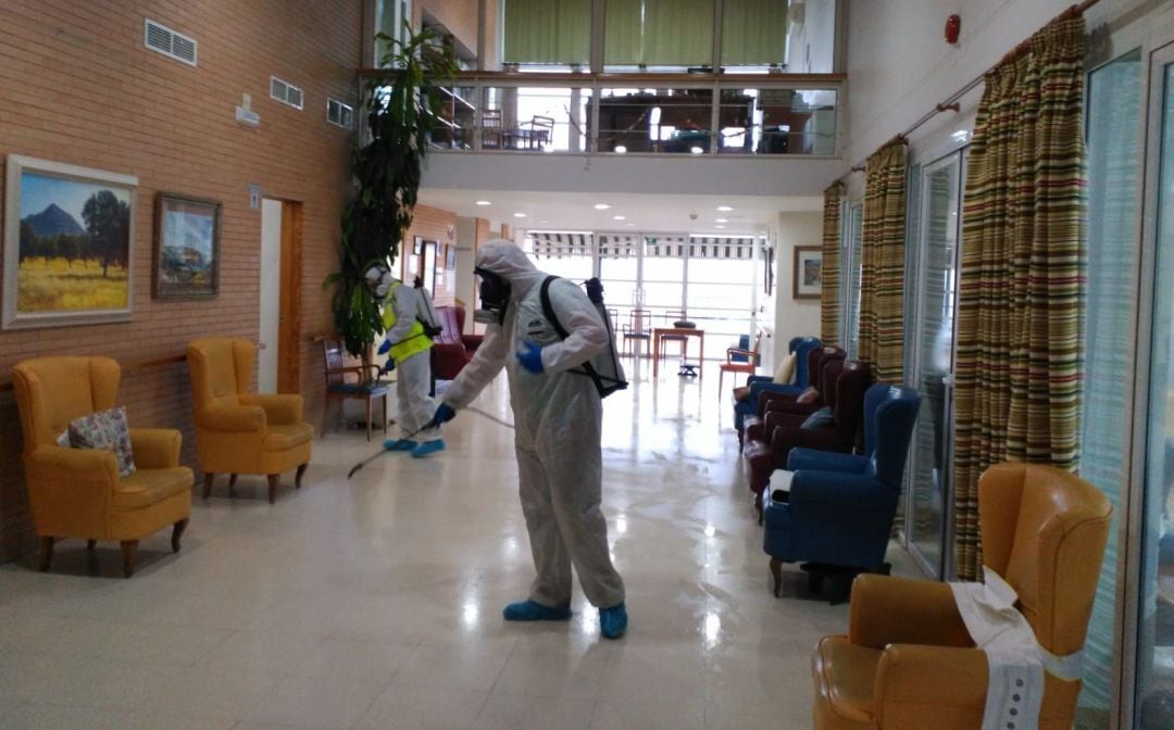 Tareas de desinfección en la residencia de Mayores Nuestra Señora de África de Córdoba.