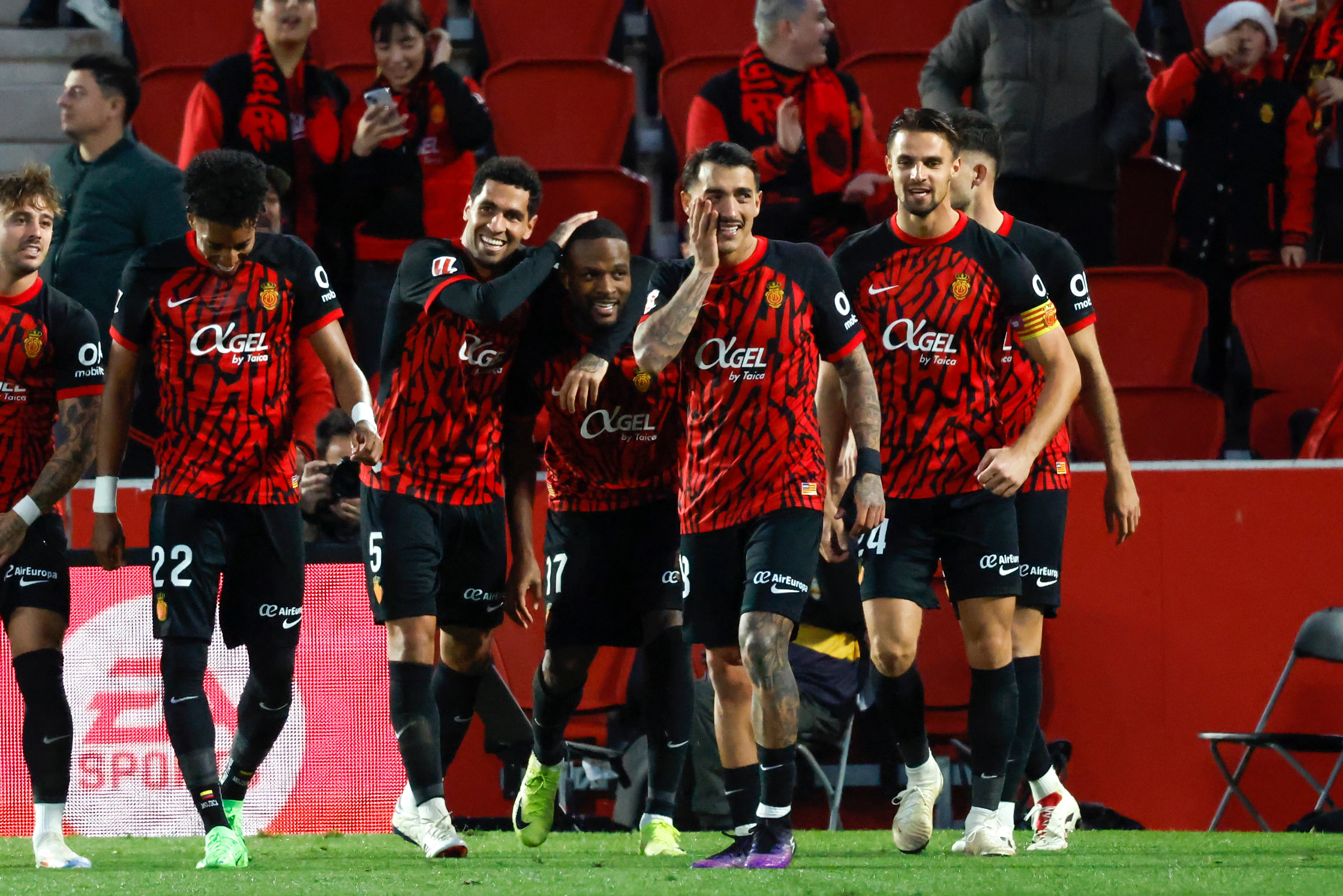 PALMA, 14/12/2024.-El delantero canadiense del Mallorca Cyle Larin (c), celebra su segundo gol durante el partido de LaLiga de la jornada 17 entre el Real Mallorca y El Girona, este sábado en el estadio de Son Moix en Palma.- EFE/ Cati Cladera
