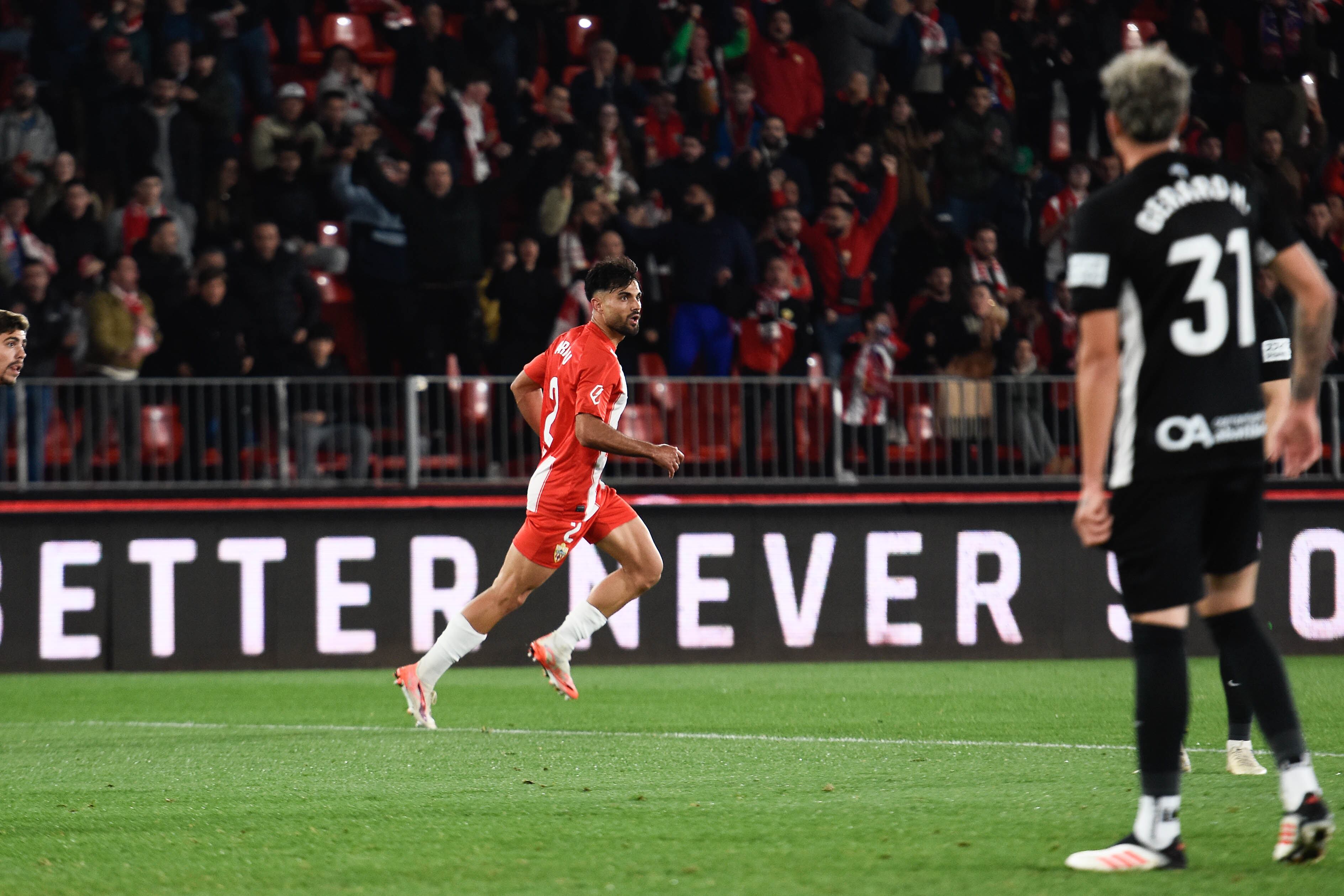 Celebrando su gol al Elche en el Estadio de los Juegos Mediterráneos.