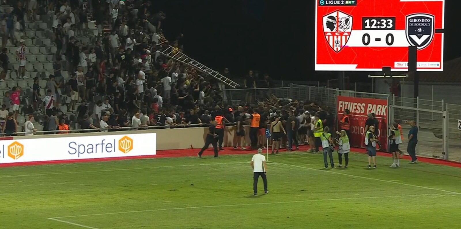 Ultras de Girondins y Ajaccio se enfrentan en una de las gradas del campo durante el partido de la Ligue 2