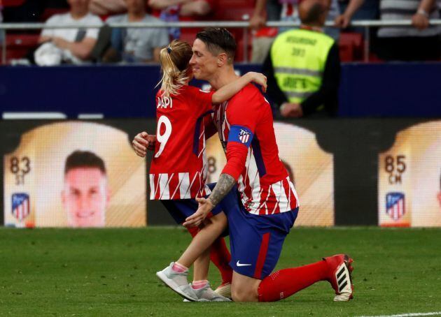 Torres, con una de sus hijas, tras el Atlético - Eibar