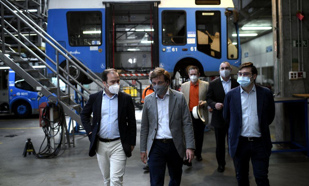 El alcalde de Madrid, José Luis Martínez-Almeida, junto al delegado de Medio Ambiente y Movilidad, Borja Carabante