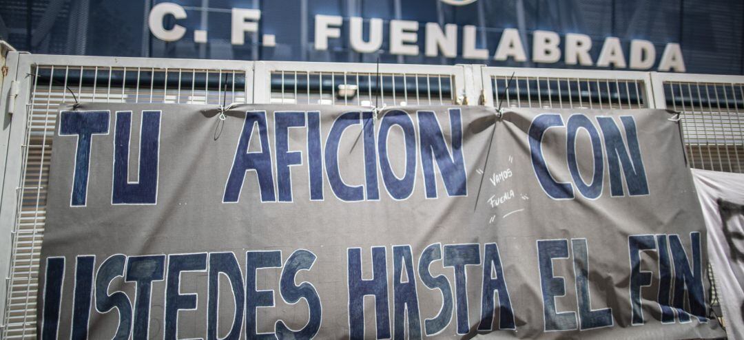 Pancarta en la puerta de acceso al  Estadio Fernando Torres de Fuenlabrada, en Madrid, a 29 de julio de 2020