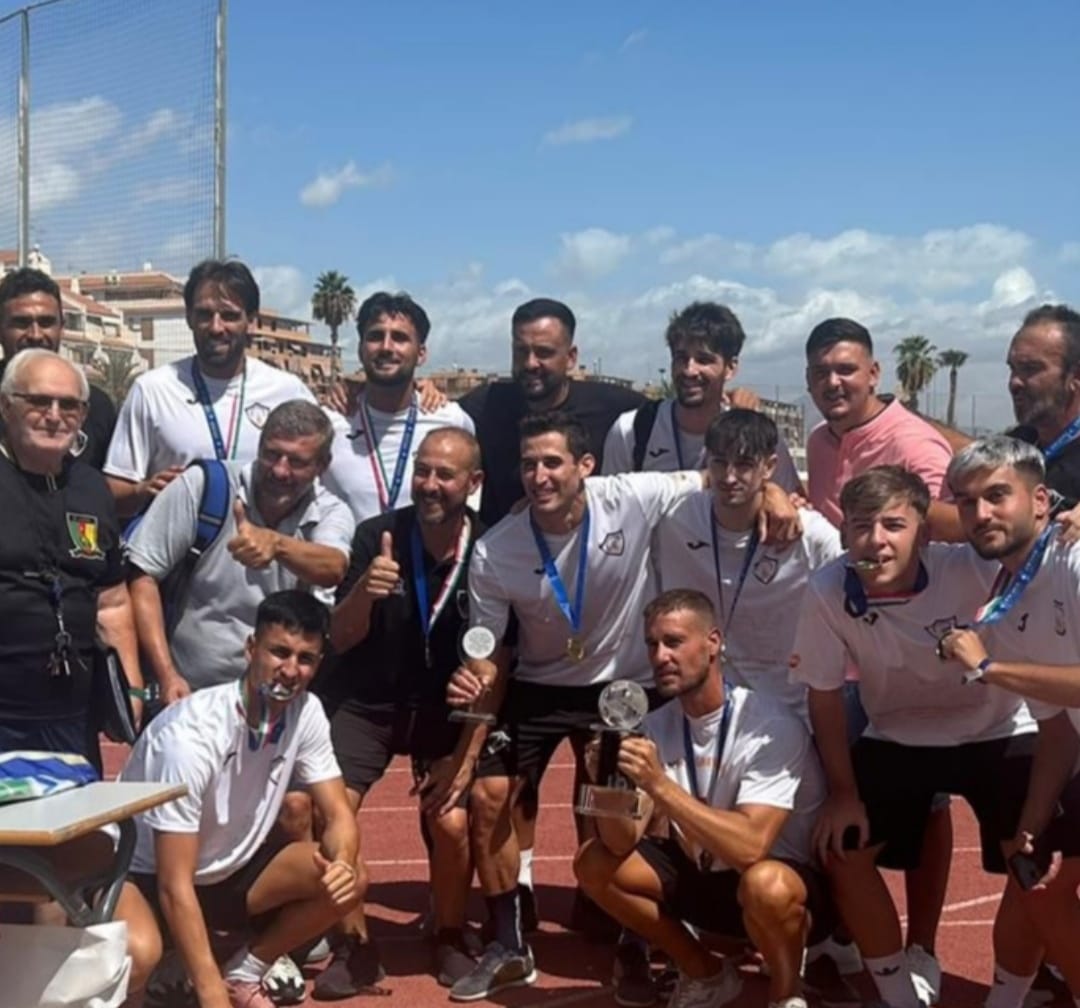 Los garrucheros ya en Almería posando con su medalla de campeones de Europa.