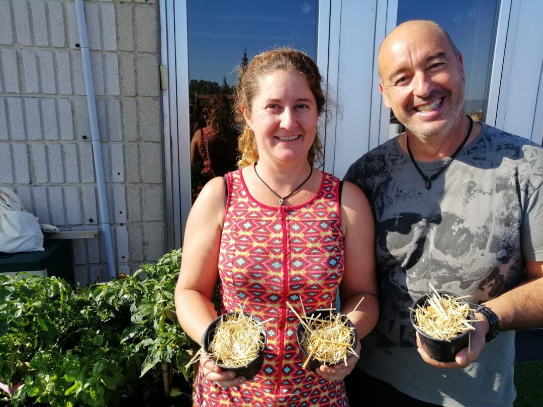 Amaia e Iñaki con el semillero de espinacas