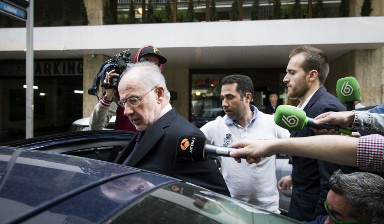 El exvicepresidente del Gobierno y ex director gerente del FMI, Rodrigo Rato, quien está siendo investigado como supuesto autor de delitos fiscales, blanqueo de capitales y alzamiento de bienes, a su salida esta tarde de su domicilio en Madrid