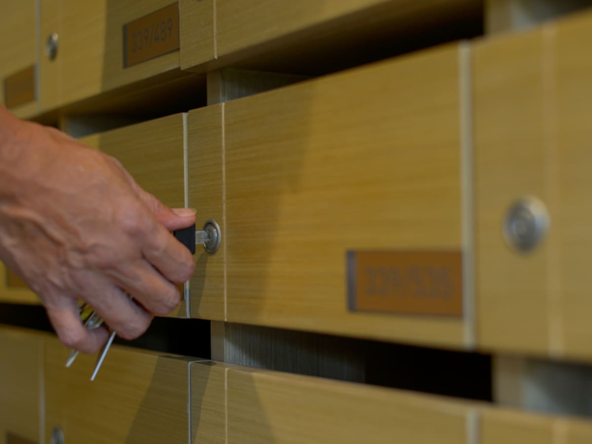 Las cartas de Correos en Salburua, con retraso: los vecinos ponen una queja formal