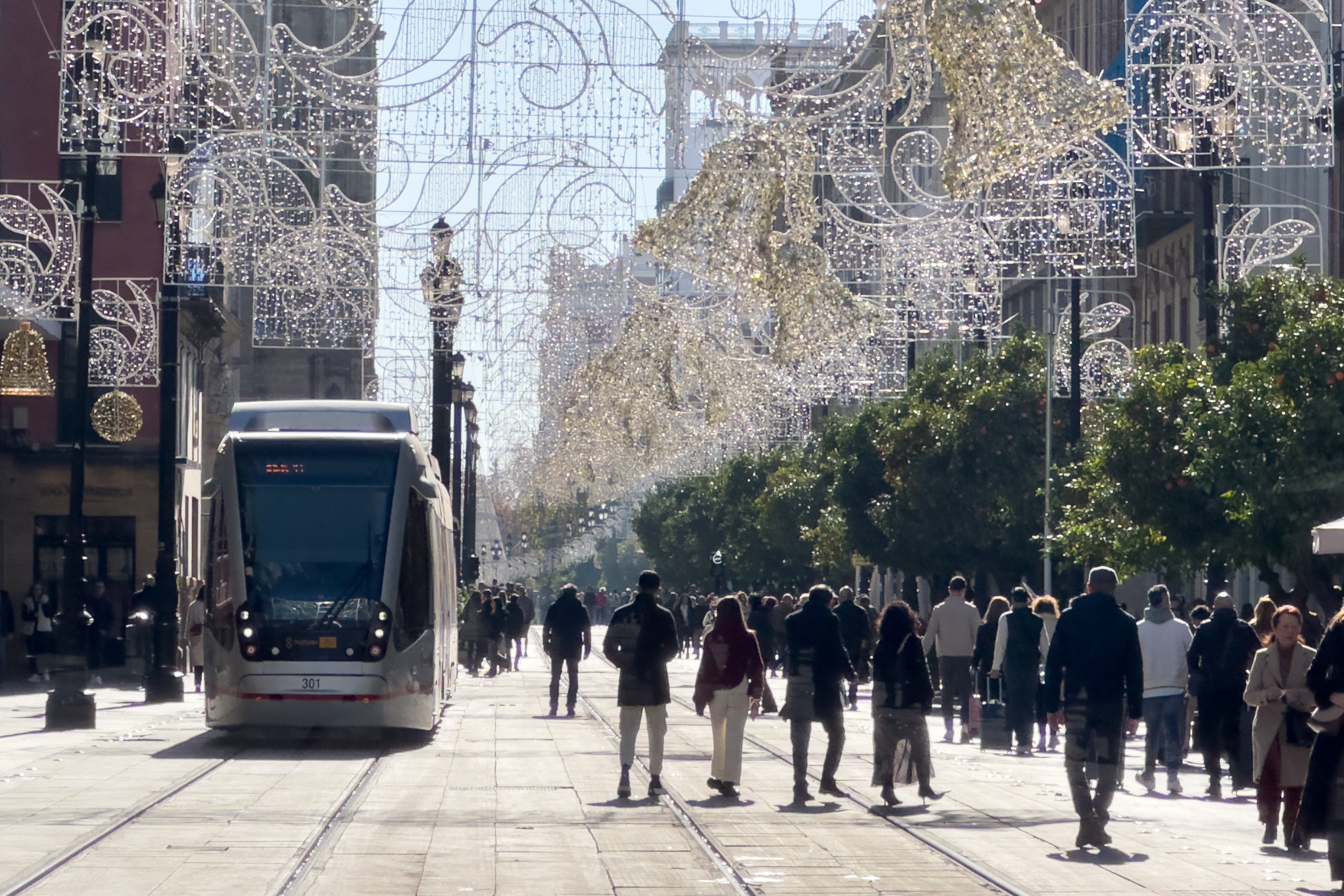 Fotografía de una calle de Sevilla  en el primer día del año, con un tiempo soleado y sus calles llenas de turistas aprovechando para poder visitar la ciudad en estas fechas. EFE/ David Arjona